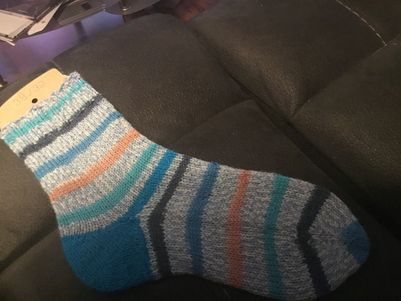 Ein paar gestreifte Socken zur Entspannung gestrickt 😀