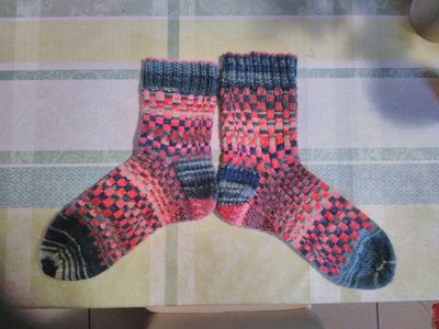 Mein erstes Paar Socken in colourwork.... Beim linken übte ich 