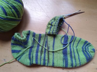 Die erste Socke ist fertig, die zweite angefangen :-)