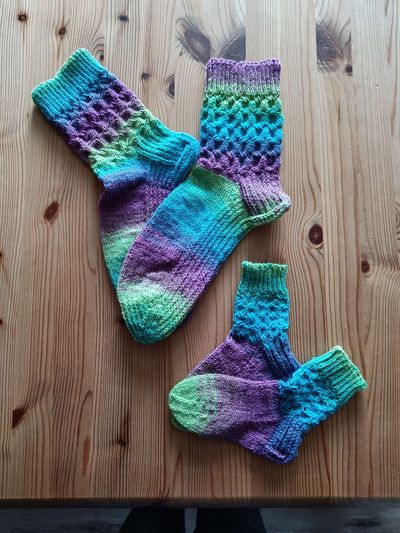 So, die ersten Socken für meine Freundin sind fertig, und für 