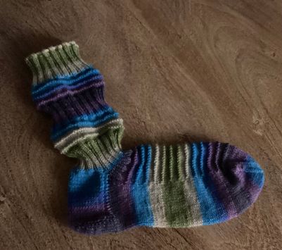 Socken zur Abwechslung. 
Die Wolle hat eine schöne Farbe.