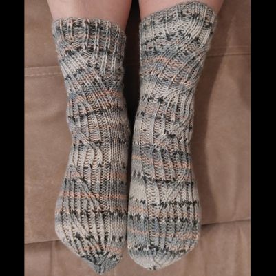 Die Socken sind aus einer 6fach OPAL Sockenwolle gestrickt. Die 