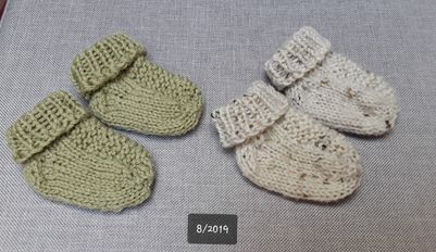 Die Baby Socken von Veronika Hug sind die ersten Strickversuche 