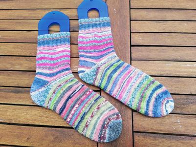 Ringelsocken aus Opal &#8211; Abo-Sockenwollresten 
