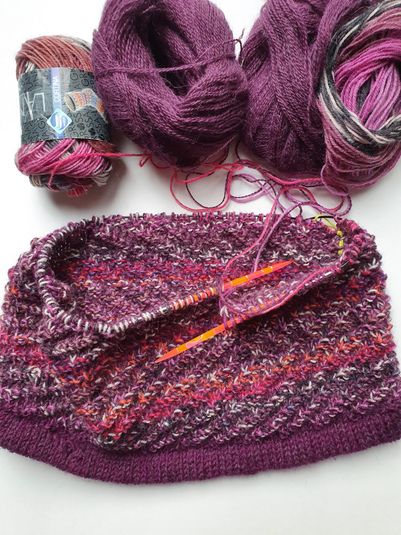#Socktober Halsloop, Herbstlaub angeslagen. Helix knitting. 