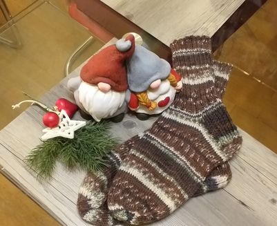 Die Weihnachtswichtel bringen selbstgestrickte Socken 