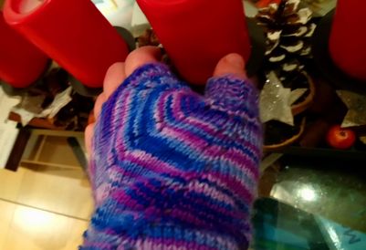 Snowflake Mitts (von Knitting and so on). 
