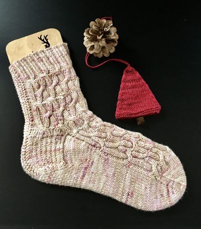 Socken Mungia mit gestricktem Tannenbaum-Geschenkanhänger 
