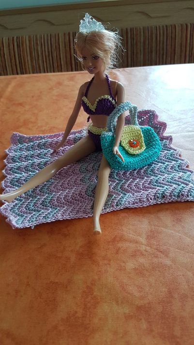 Barbie behäkelt Stranddecke, Strandtasche, Bikini
