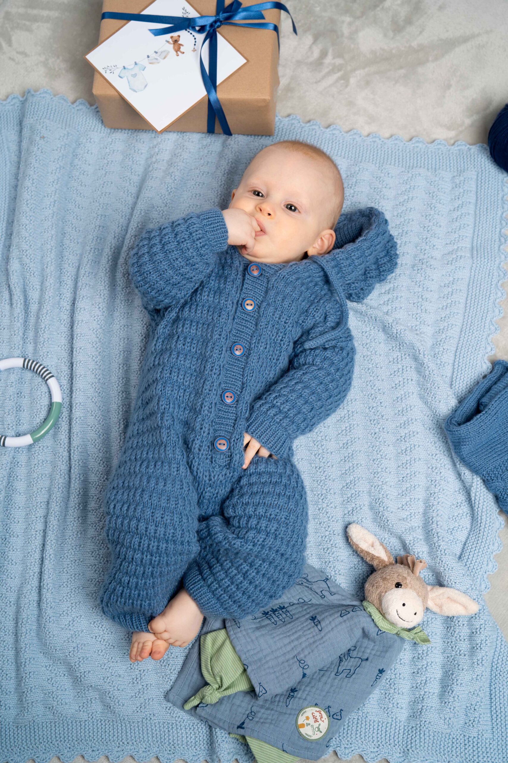 Overall mit Patent-Fantasiemuster & Decke mit Strukturmuster | Einzelanleitung | Wolle Baby Micro  | Stricken | Pro Lana