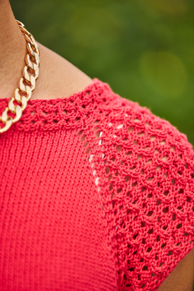 Kurzarmpulli mit Musterärmeln in rot | Anleitungsheft | Wolle Baby Cotton Organic  | Stricken | Regina Bühler, Pro Lana