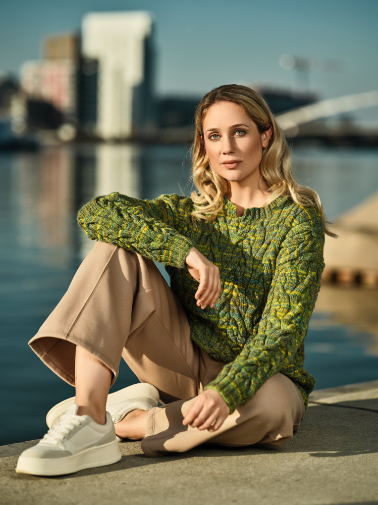 Allover-Zopfmuster-Pulli in Grüntönen | Anleitungsheft | Wolle Laos Kettgarn  | Stricken | Pro Lana Allover-Zopfmuster-Pulli in Grüntönen | Anleitungsheft | Wolle Laos Kettgarn  | Stricken | Pro Lana
