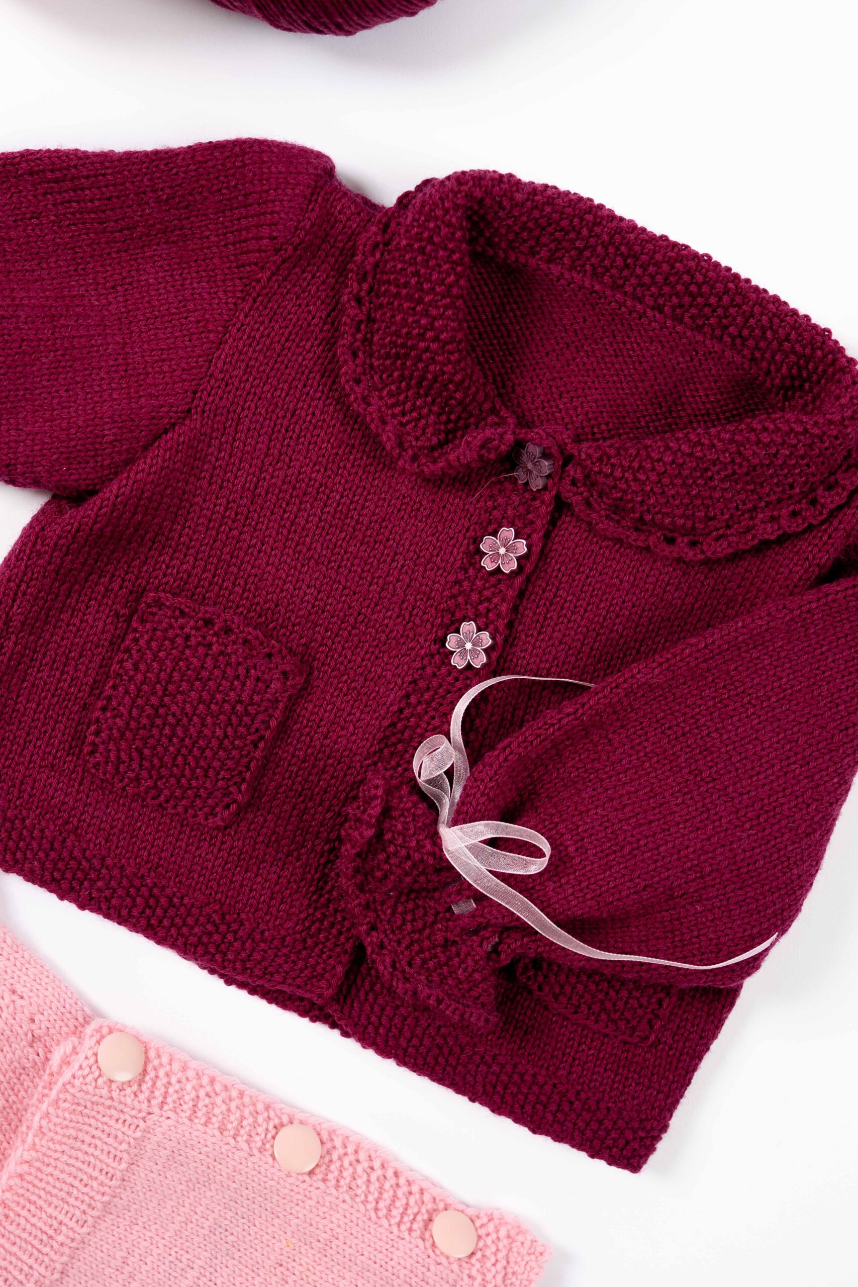 Jäckchen mit Kragen und Täschchen | Einzelanleitung | Wolle Baby Merino soft  | Stricken | Pro Lana