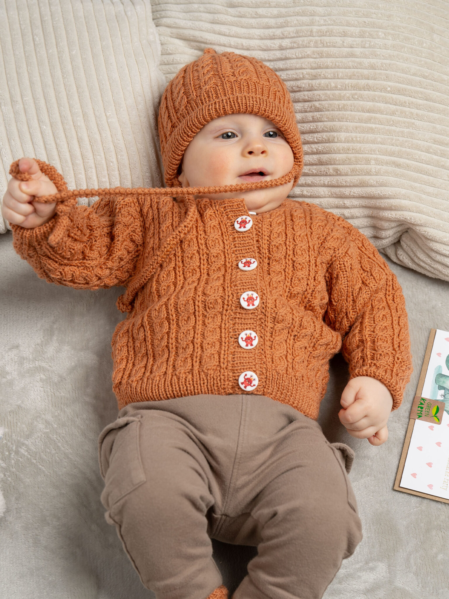 Jäckchen und Mützchen mit Zopfmuster | Einzelanleitung | Wolle Baby Merino soft  | Stricken | Pro Lana
