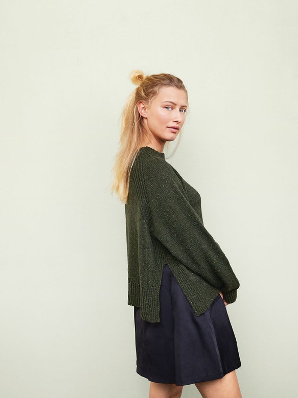 Tweed - Kollektion 2214 KELLY Damenpullover mit Schlitz (von oben nach unten) | Anleitungsheft | Wolle Tweed recycled | Stricken | Sandnes Garn