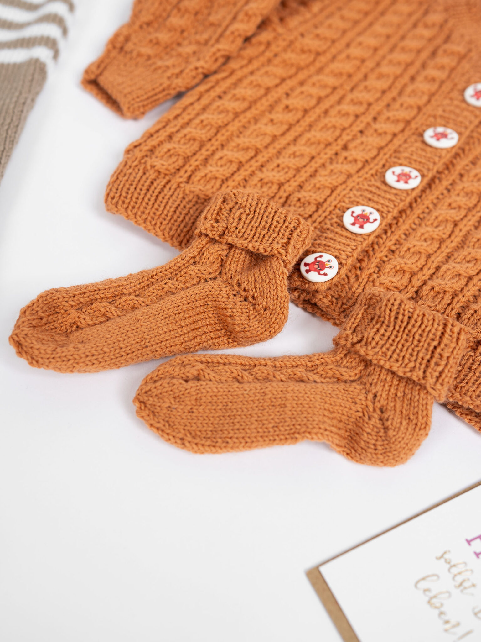 Söckchen mit Zopfstreifen | Einzelanleitung | Wolle Baby Merino soft  | Stricken | Pro Lana