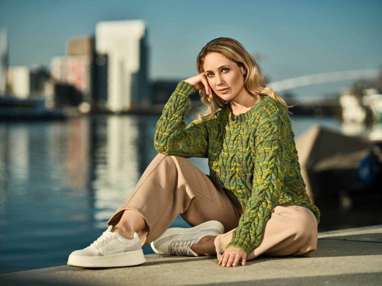 Allover-Zopfmuster-Pulli in Grüntönen | Anleitungsheft | Wolle Laos Kettgarn  | Stricken | Pro Lana Allover-Zopfmuster-Pulli in Grüntönen | Anleitungsheft | Wolle Laos Kettgarn  | Stricken | Pro Lana