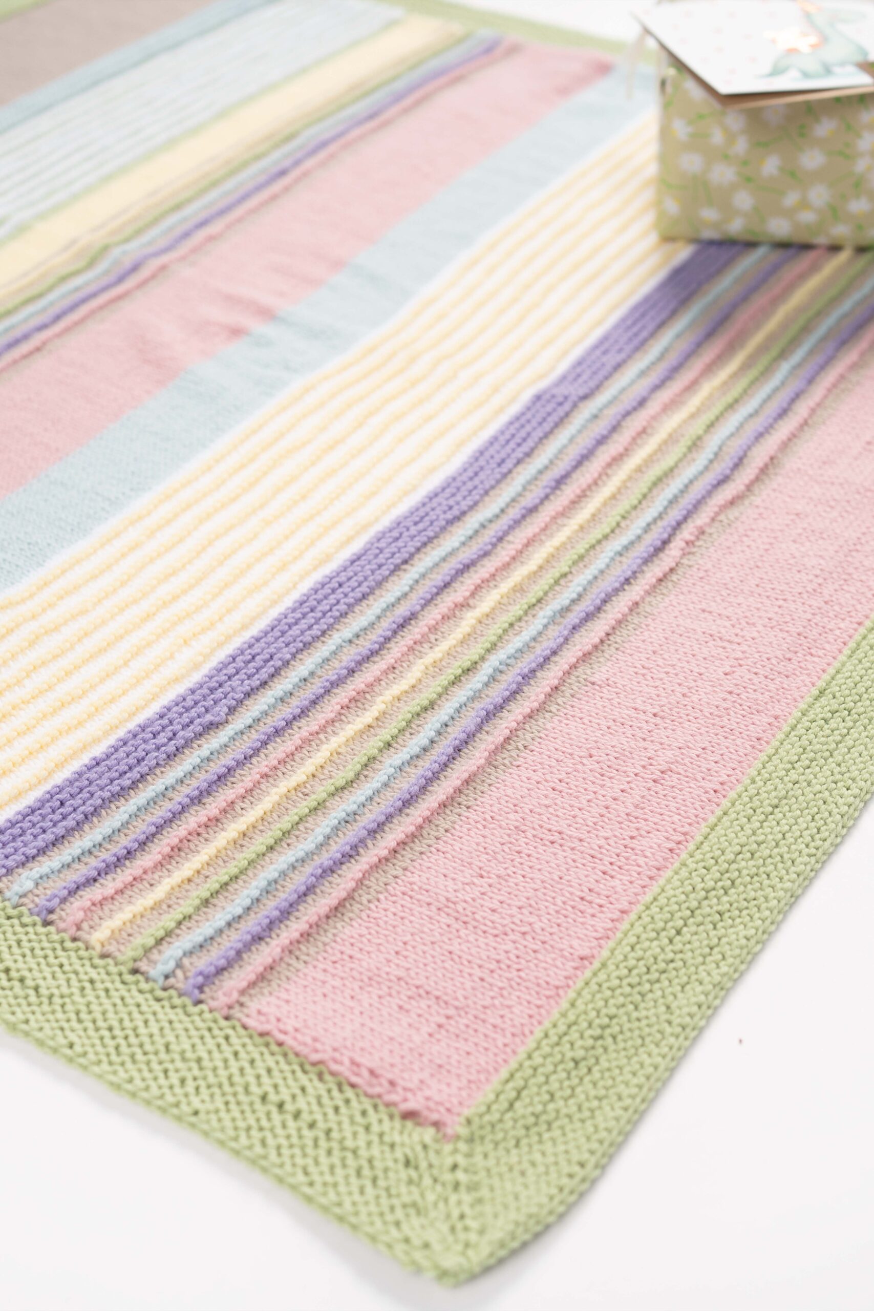 Babydecke mit Streifen | Einzelanleitung | Wolle Baby Micro  | Stricken | Pro Lana
