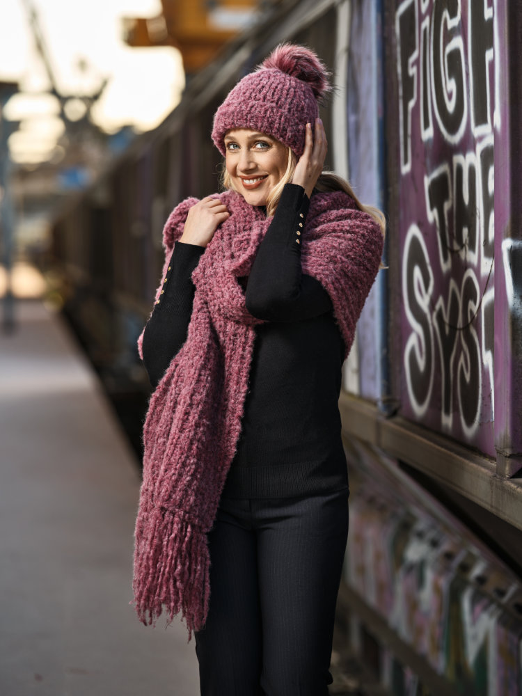 Mütze in weinrot mit Fellpompon | Anleitungsheft | Wolle Royal  | Stricken | Pro Lana Mütze in weinrot mit Fellpompon | Anleitungsheft | Wolle Royal  | Stricken | Pro Lana