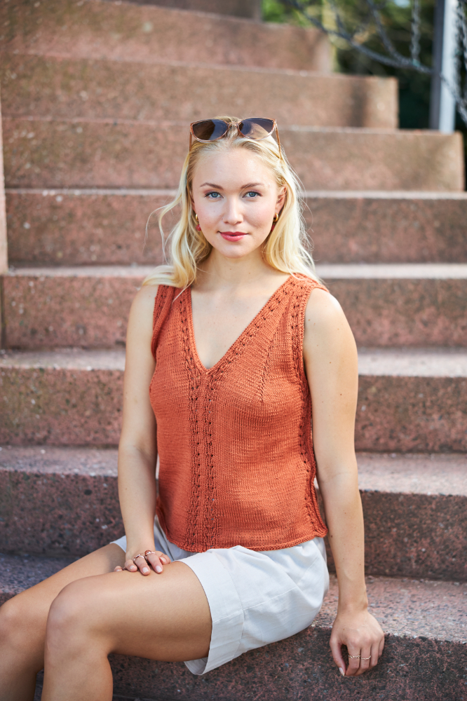 Top mit Fantasie-Musterstreifen in Rost | Anleitungsheft | Wolle Basic Cotton 0025 - rostbraun | Stricken | Regina Bühler, Pro Lana, Christophorus Verlag
