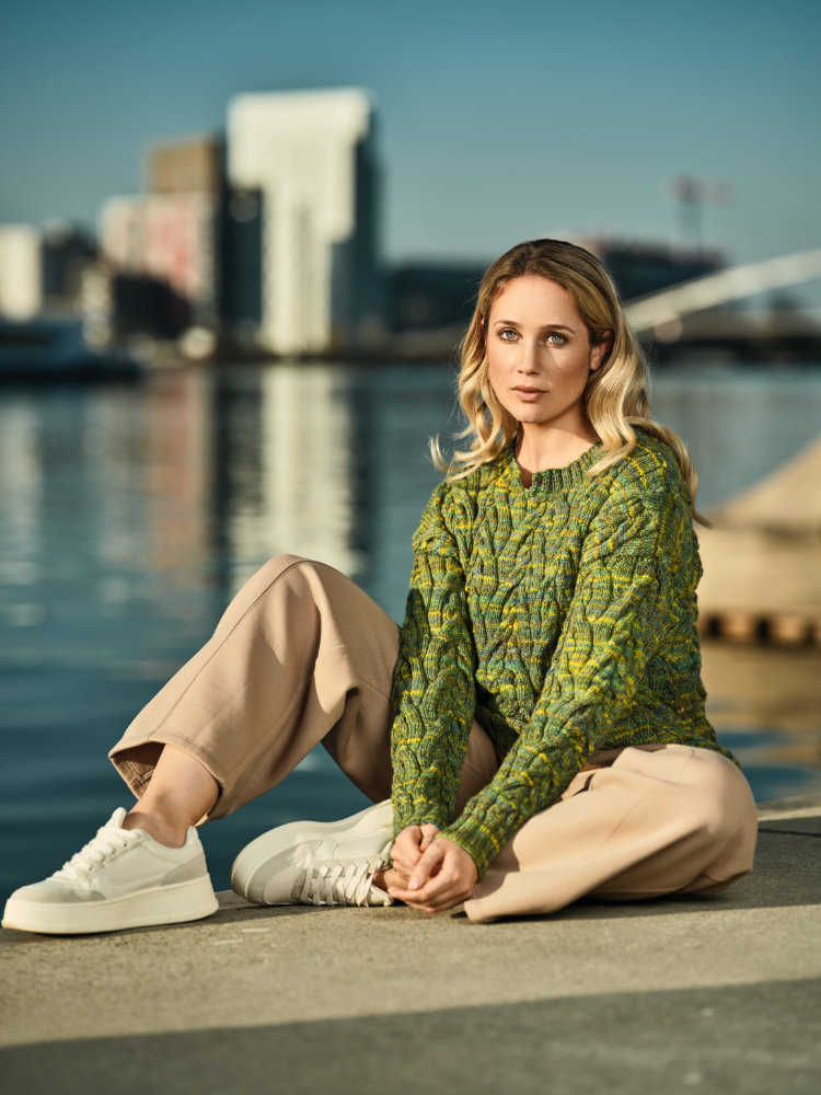 Allover-Zopfmuster-Pulli in Grüntönen | Anleitungsheft | Wolle Laos Kettgarn  | Stricken | Pro Lana Allover-Zopfmuster-Pulli in Grüntönen | Anleitungsheft | Wolle Laos Kettgarn  | Stricken | Pro Lana